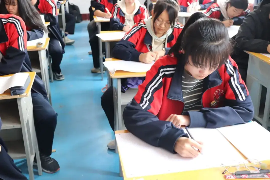 奋力拼搏 决战高考——高三年级举行第一次模拟考试-第2张图片-四季读书网 奋力拼搏 决战高考——高三年级举行第一次模拟考试-第2张图片-四季读书网