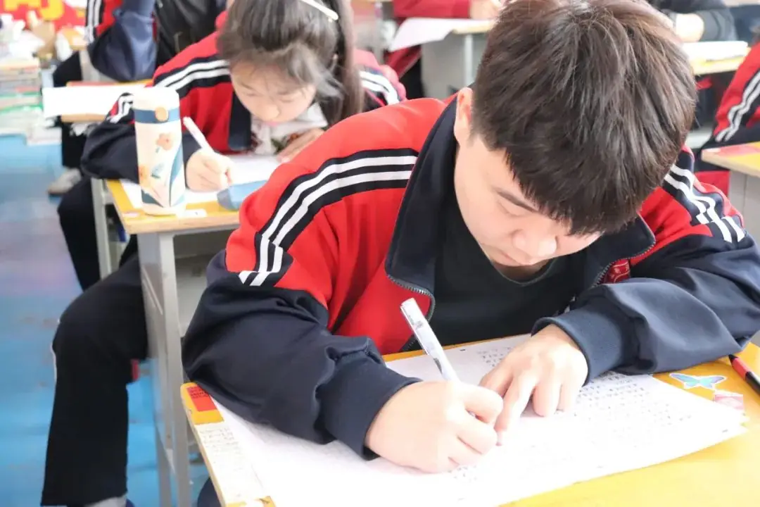 奋力拼搏 决战高考——高三年级举行第一次模拟考试-第5张图片-四季读书网 奋力拼搏 决战高考——高三年级举行第一次模拟考试-第5张图片-四季读书网