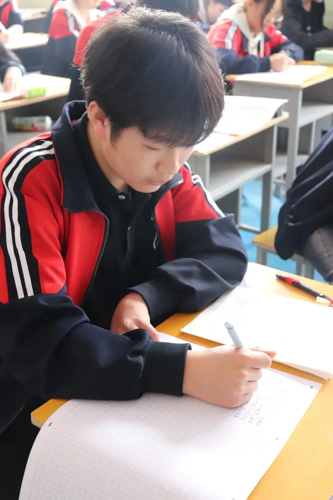 奋力拼搏 决战高考——高三年级举行第一次模拟考试-第7张图片-四季读书网 奋力拼搏 决战高考——高三年级举行第一次模拟考试-第7张图片-四季读书网
