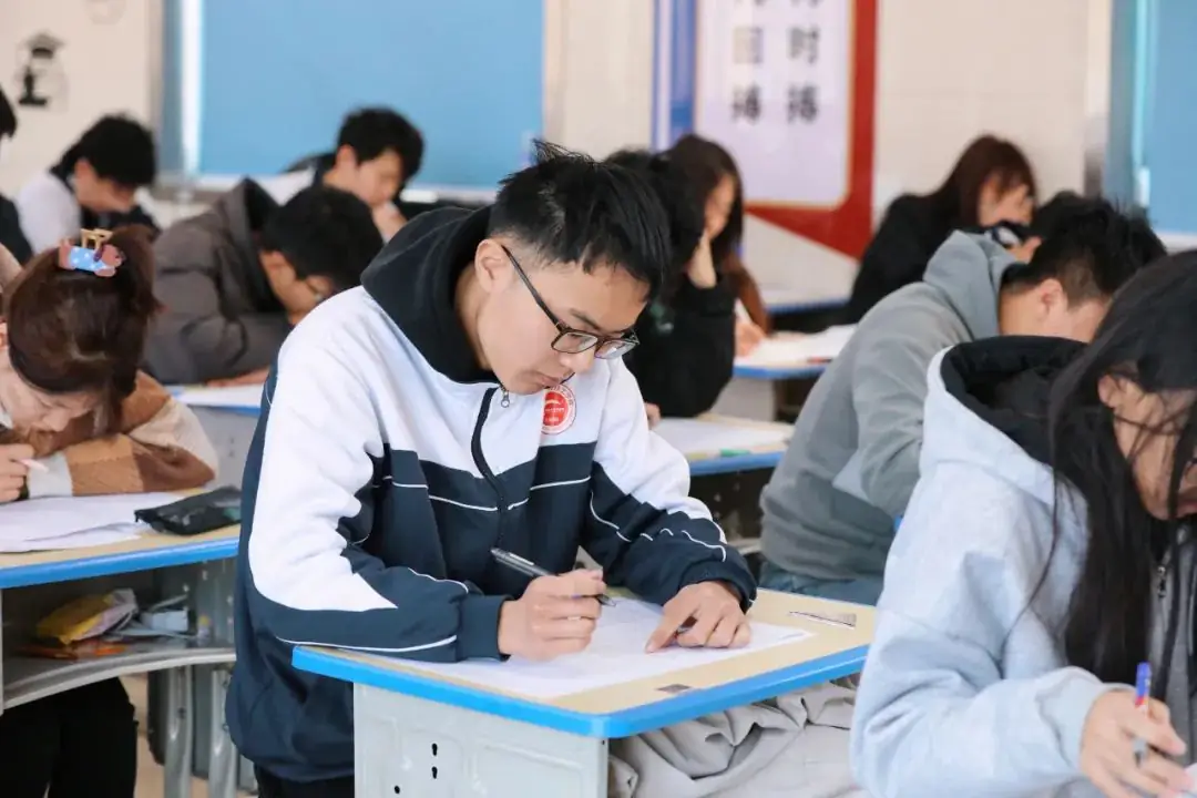 志在必得,高考必胜——春考冲刺班学子一模考试进行中-第13张图片-四季读书网 志在必得,高考必胜——春考冲刺班学子一模考试进行中-第13张图片-四季读书网