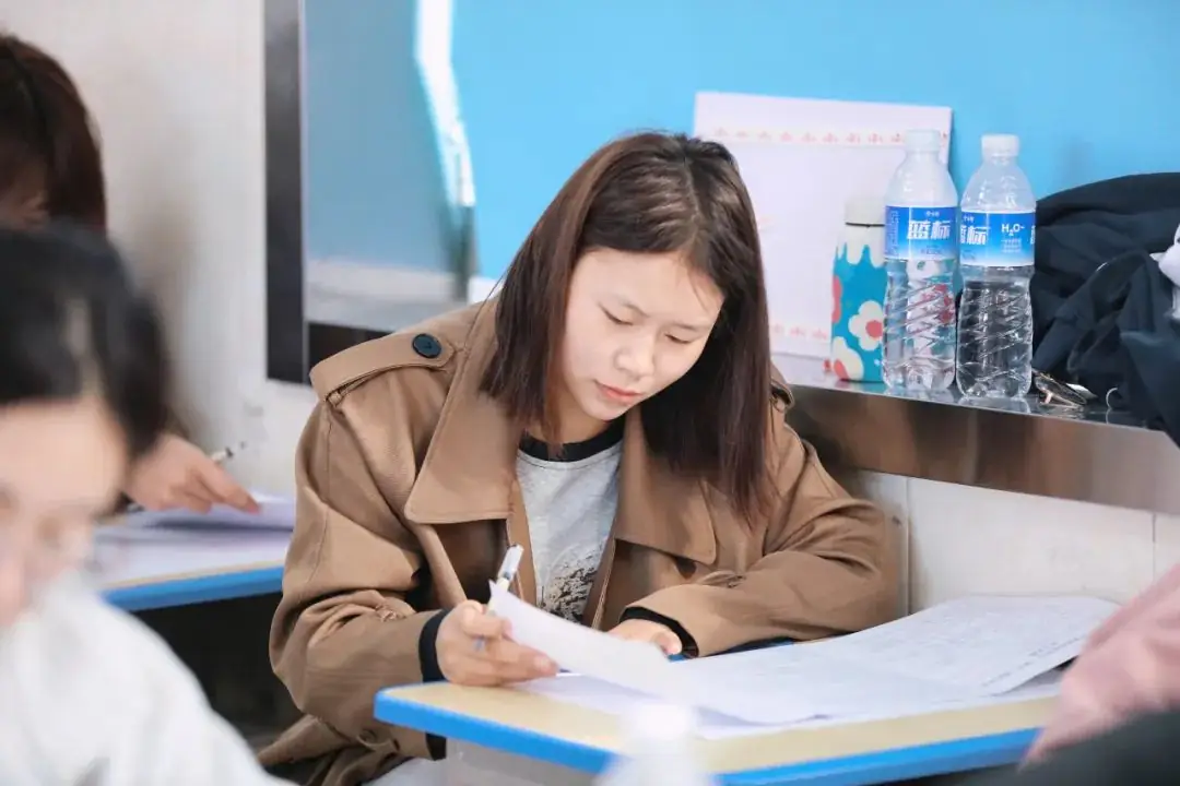 志在必得,高考必胜——春考冲刺班学子一模考试进行中-第11张图片-四季读书网 志在必得,高考必胜——春考冲刺班学子一模考试进行中-第11张图片-四季读书网