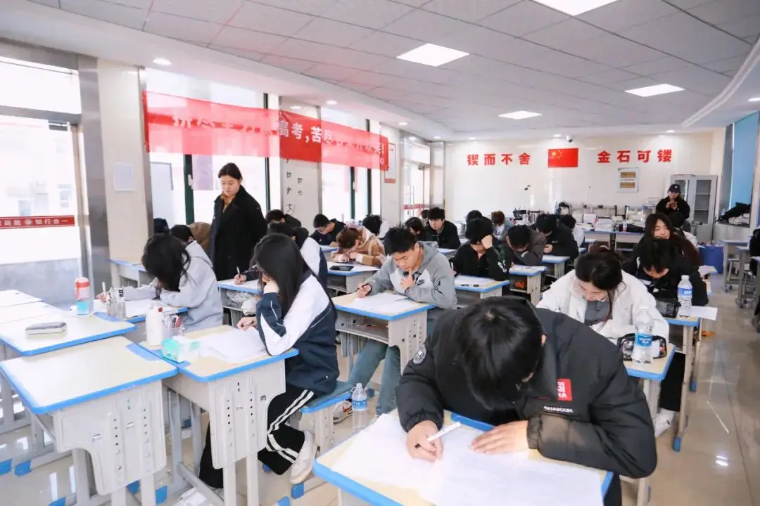 志在必得,高考必胜——春考冲刺班学子一模考试进行中-第4张图片-四季读书网 志在必得,高考必胜——春考冲刺班学子一模考试进行中-第4张图片-四季读书网