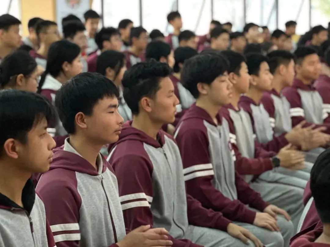 我为自己证明,决胜中考、勇攀高峰——宜宾市第十初级中学校中考冲刺誓师大会-第3张图片-四季读书网