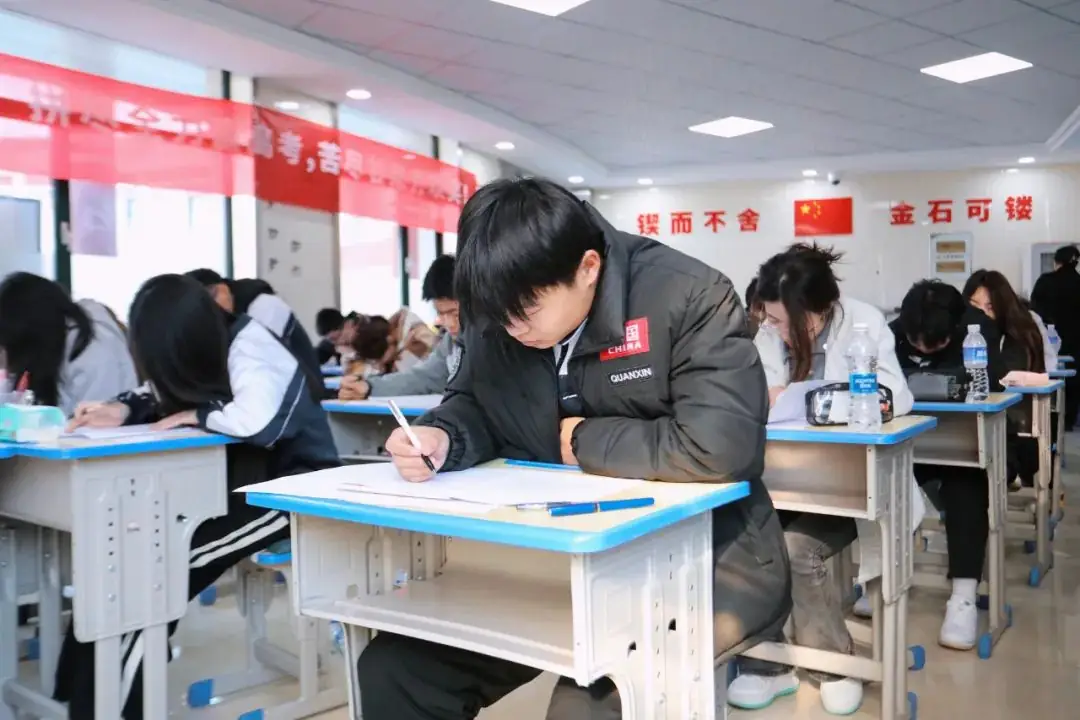 志在必得,高考必胜——春考冲刺班学子一模考试进行中-第6张图片-四季读书网 志在必得,高考必胜——春考冲刺班学子一模考试进行中-第6张图片-四季读书网