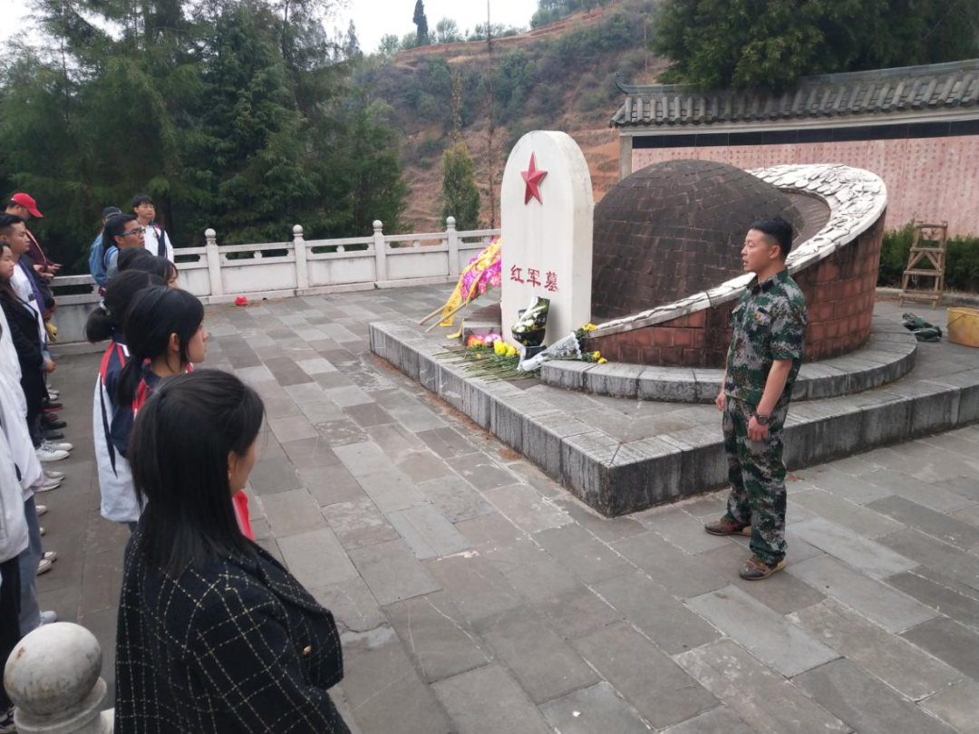 缅怀先烈 誓言青春 奋战中考 ——先锋镇初级中学2021年清明节祭扫活动暨中考誓师大会-第10张图片-四季读书网