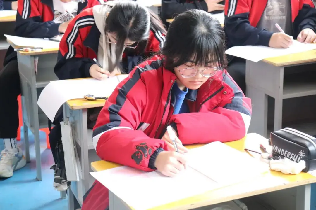 奋力拼搏 决战高考——高三年级举行第一次模拟考试-第4张图片-四季读书网 奋力拼搏 决战高考——高三年级举行第一次模拟考试-第4张图片-四季读书网
