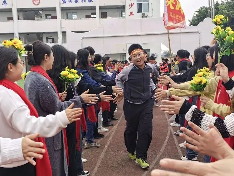 百日战中考,誓当凌绝顶 —— 富顺县飞龙镇九年制学校中考誓师大会-第18张图片-四季读书网 百日战中考,誓当凌绝顶 —— 富顺县飞龙镇九年制学校中考誓师大会-第18张图片-四季读书网