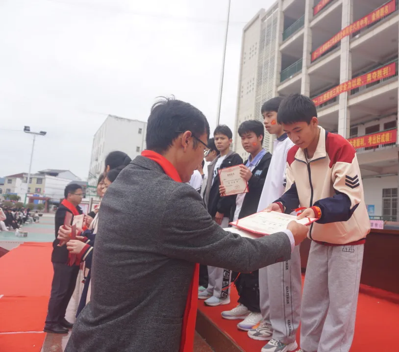 忻城县思练中学2024年中考冲刺誓师大会-第22张图片-四季读书网