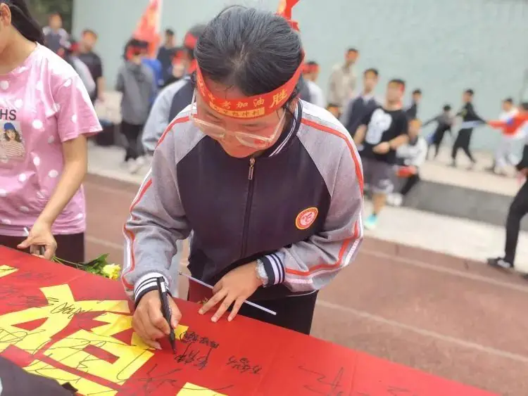 百日战中考,誓当凌绝顶 —— 富顺县飞龙镇九年制学校中考誓师大会-第30张图片-四季读书网 百日战中考,誓当凌绝顶 —— 富顺县飞龙镇九年制学校中考誓师大会-第30张图片-四季读书网