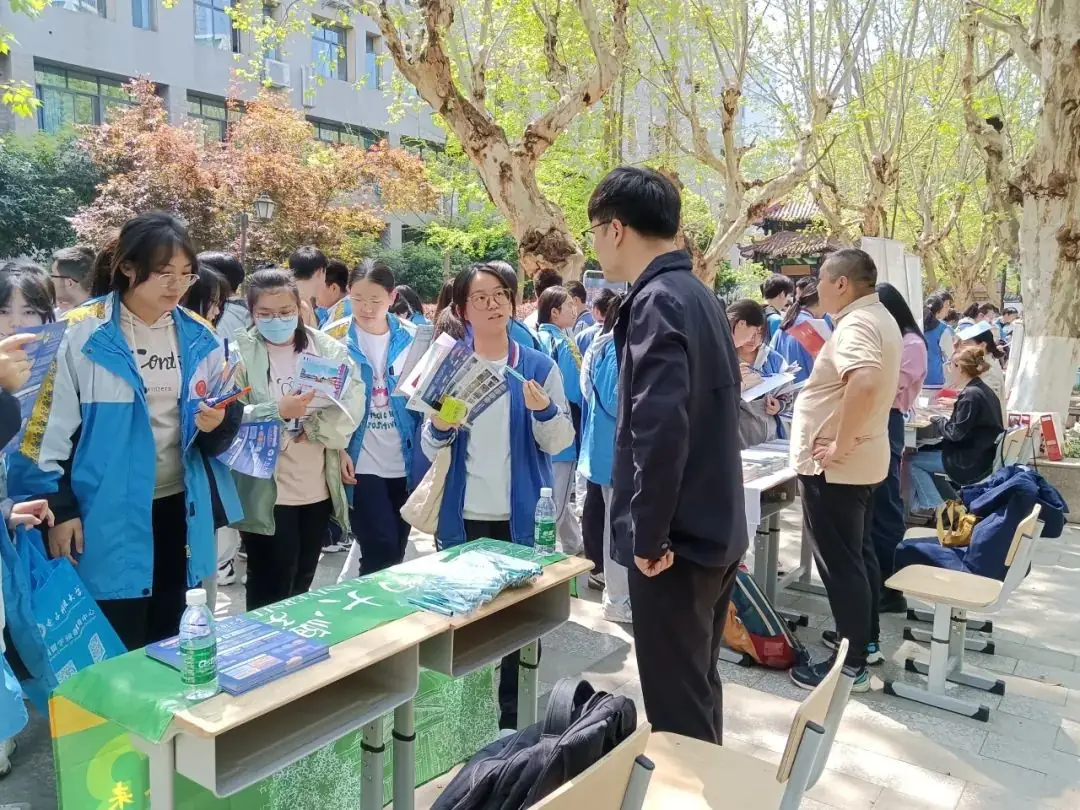走进优质生源学校•携手助力圆梦高考——成都市中和中学开展生涯规划之“知名高校进校园”活动-第36张图片-四季读书网