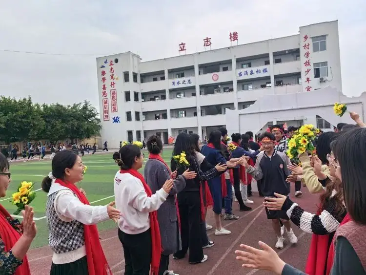 百日战中考,誓当凌绝顶 —— 富顺县飞龙镇九年制学校中考誓师大会-第16张图片-四季读书网 百日战中考,誓当凌绝顶 —— 富顺县飞龙镇九年制学校中考誓师大会-第16张图片-四季读书网