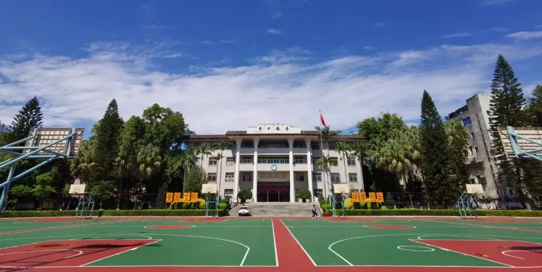徐云海向华侨中学捐赠高考备考金-第2张图片-四季读书网