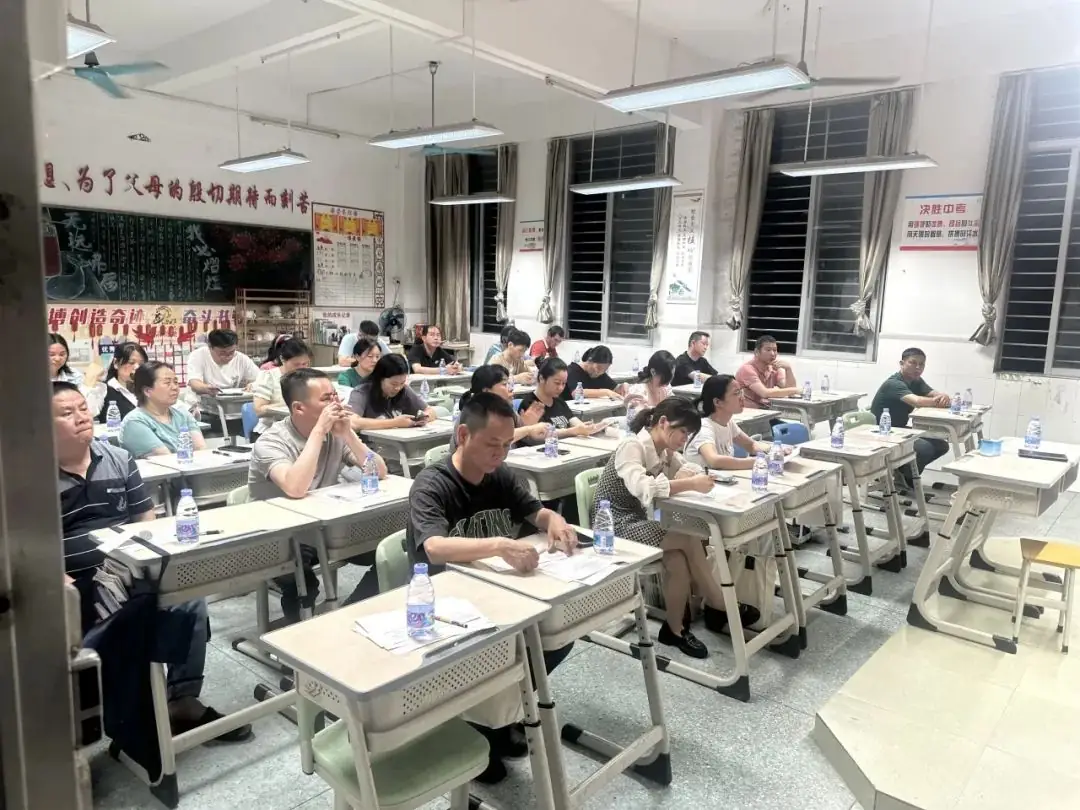 中考工作稳序铺开,家校携手共筑梦想——东莞市黄江育英初级中学中考报名解读家长会-第1张图片-四季读书网 中考工作稳序铺开,家校携手共筑梦想——东莞市黄江育英初级中学中考报名解读家长会-第1张图片-四季读书网