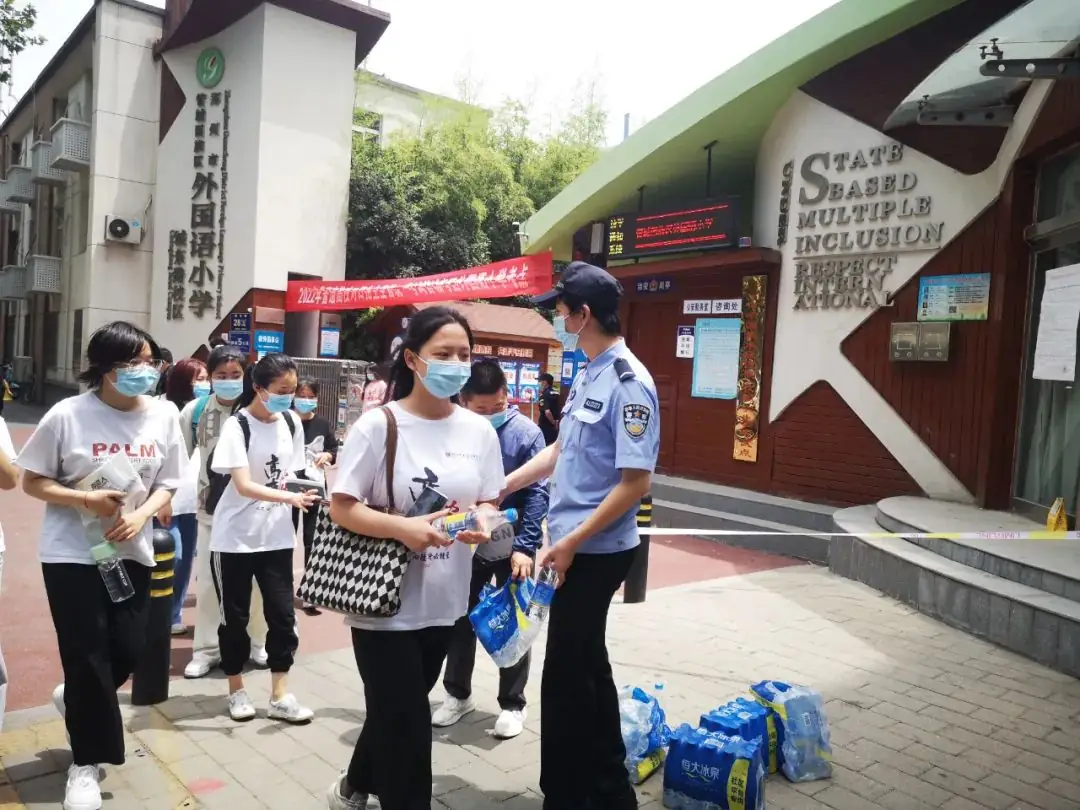 护航高考 | 你们乘风破浪 我们保驾护航!-第22张图片-四季读书网