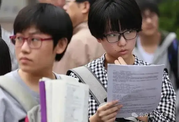 初三学生被要求签字“放弃高考”,反应过来后大哭,家长左右为难-第7张图片-四季读书网