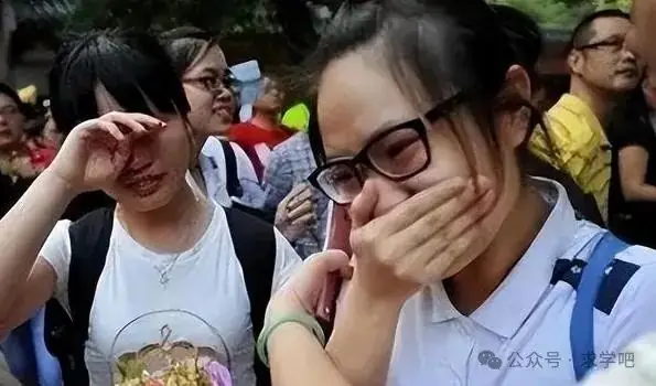 初三学生被要求签字“放弃高考”,反应过来后大哭,家长左右为难-第8张图片-四季读书网