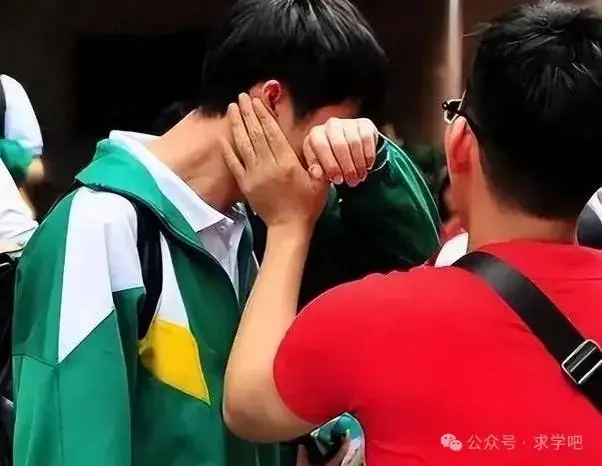 初三学生被要求签字“放弃高考”,反应过来后大哭,家长左右为难-第1张图片-四季读书网