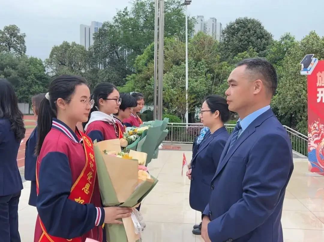 广汉市七一学校2024届中考誓师大会:青春正当时,逐梦向未来-第15张图片-四季读书网 广汉市七一学校2024届中考誓师大会:青春正当时,逐梦向未来-第15张图片-四季读书网