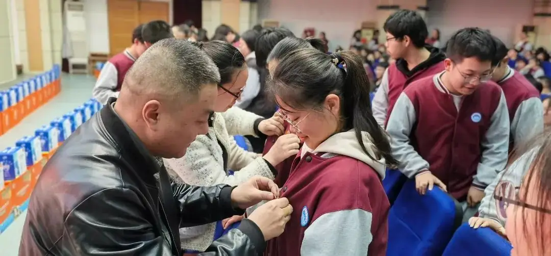 十八而志绽芳华 筑梦高考向未来——省平中举办南通二模表彰活动暨成人仪式-第9张图片-四季读书网 十八而志绽芳华 筑梦高考向未来——省平中举办南通二模表彰活动暨成人仪式-第9张图片-四季读书网