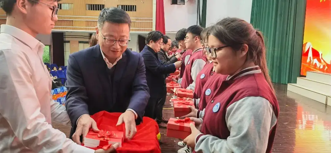 十八而志绽芳华 筑梦高考向未来——省平中举办南通二模表彰活动暨成人仪式-第4张图片-四季读书网 十八而志绽芳华 筑梦高考向未来——省平中举办南通二模表彰活动暨成人仪式-第4张图片-四季读书网