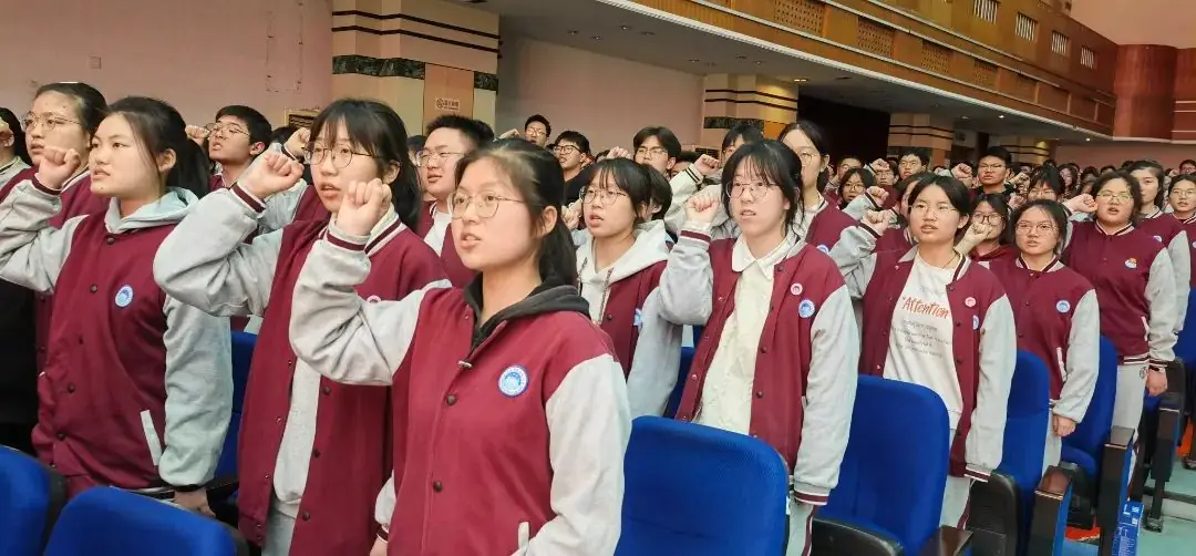 十八而志绽芳华 筑梦高考向未来——省平中举办南通二模表彰活动暨成人仪式-第22张图片-四季读书网 十八而志绽芳华 筑梦高考向未来——省平中举办南通二模表彰活动暨成人仪式-第22张图片-四季读书网