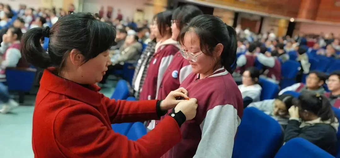 十八而志绽芳华 筑梦高考向未来——省平中举办南通二模表彰活动暨成人仪式-第8张图片-四季读书网 十八而志绽芳华 筑梦高考向未来——省平中举办南通二模表彰活动暨成人仪式-第8张图片-四季读书网