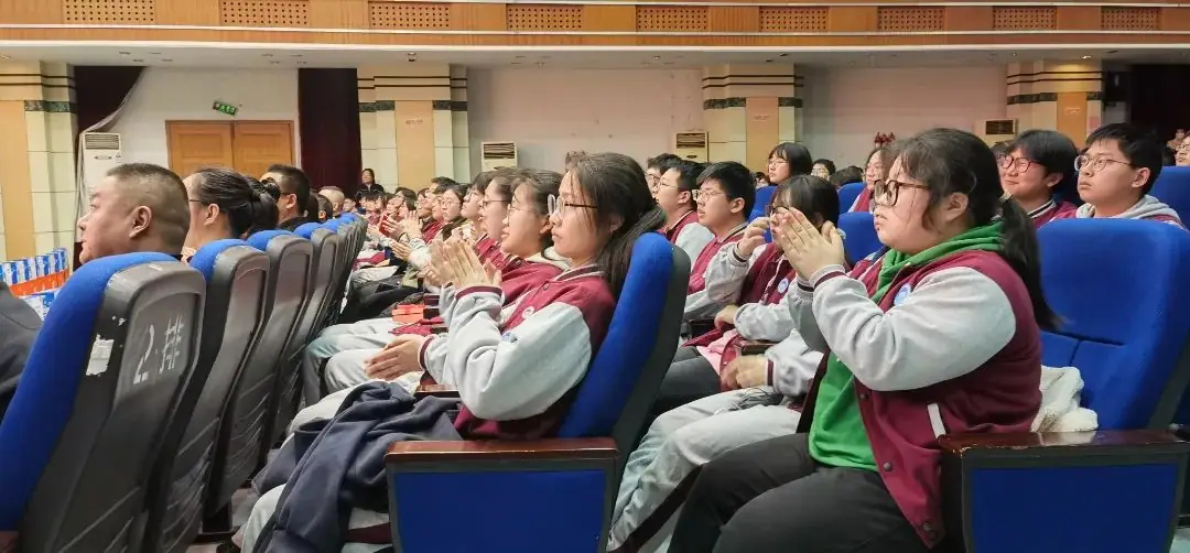 十八而志绽芳华 筑梦高考向未来——省平中举办南通二模表彰活动暨成人仪式-第12张图片-四季读书网 十八而志绽芳华 筑梦高考向未来——省平中举办南通二模表彰活动暨成人仪式-第12张图片-四季读书网