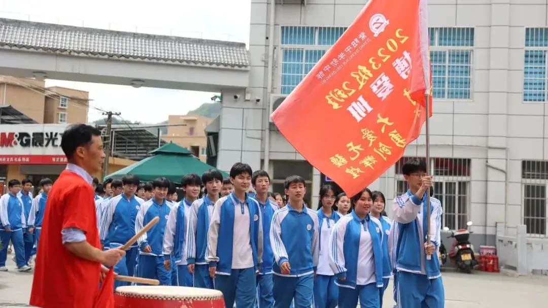 【校园动态】十年磨一剑 中考越雄关||紫阳中学初中部举行2024届中考誓师大会-第8张图片-四季读书网