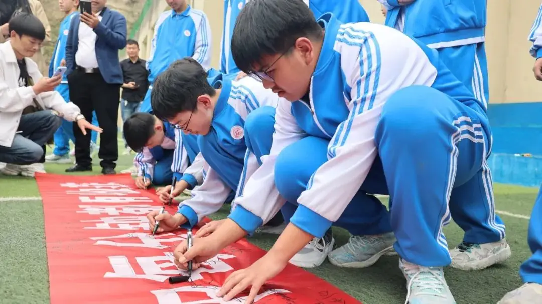 【校园动态】十年磨一剑 中考越雄关||紫阳中学初中部举行2024届中考誓师大会-第50张图片-四季读书网