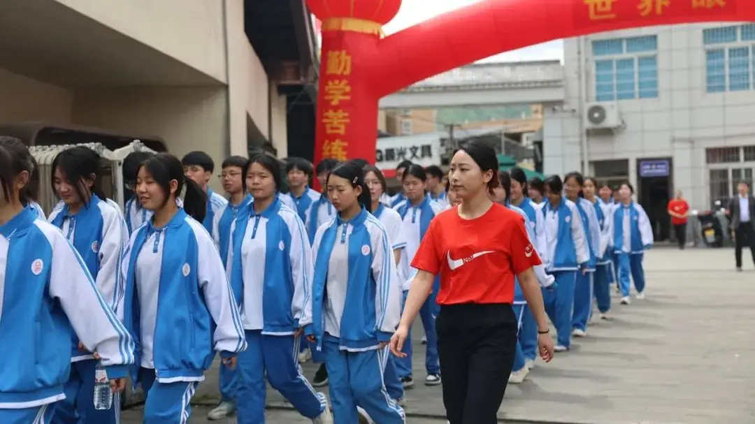 【校园动态】十年磨一剑 中考越雄关||紫阳中学初中部举行2024届中考誓师大会-第9张图片-四季读书网