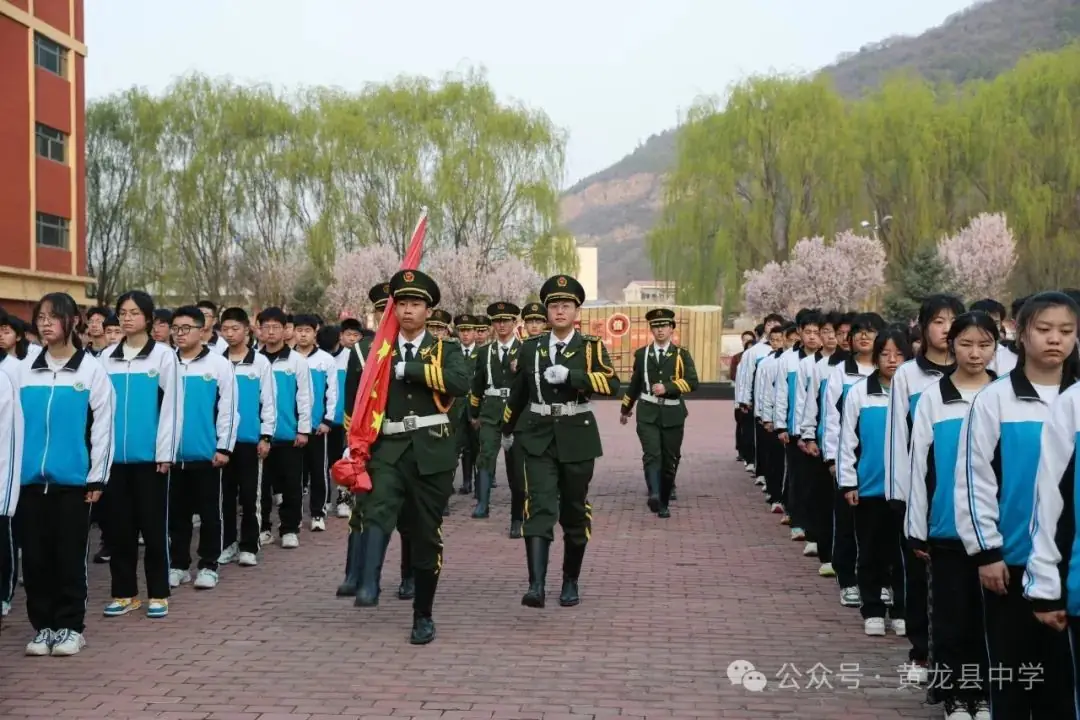 笃行不怠迎高考 枕戈备战志凯旋——黄龙县中学第七周主题升旗仪式-第6张图片-四季读书网 笃行不怠迎高考 枕戈备战志凯旋——黄龙县中学第七周主题升旗仪式-第6张图片-四季读书网