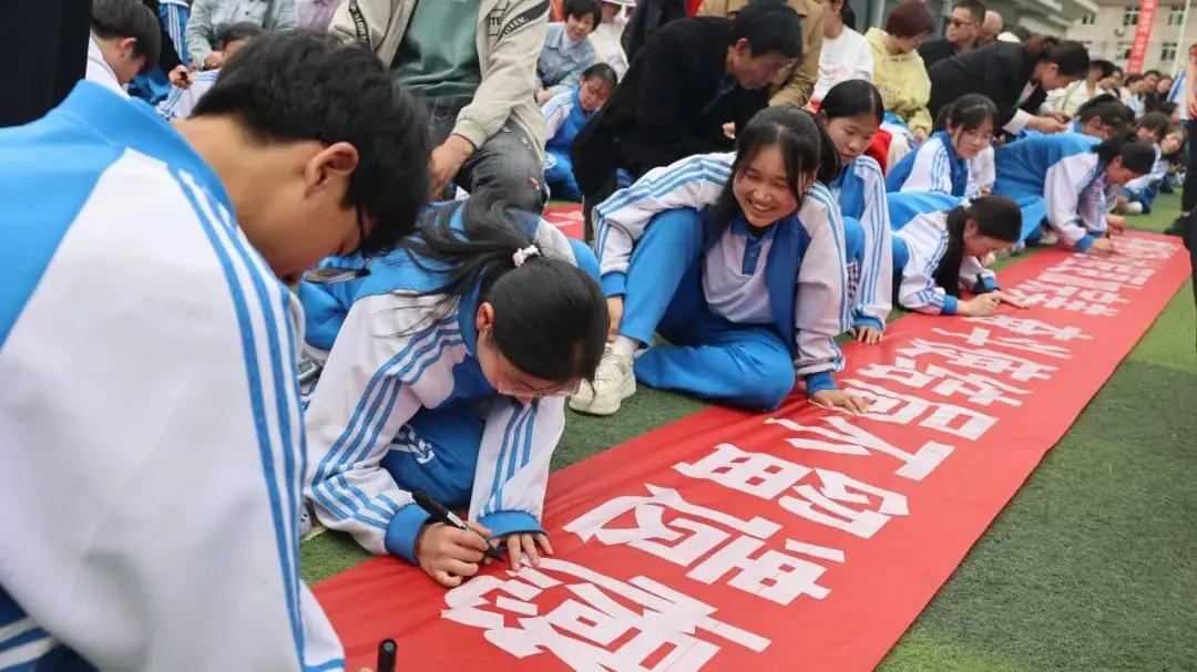 【校园动态】十年磨一剑 中考越雄关||紫阳中学初中部举行2024届中考誓师大会-第47张图片-四季读书网