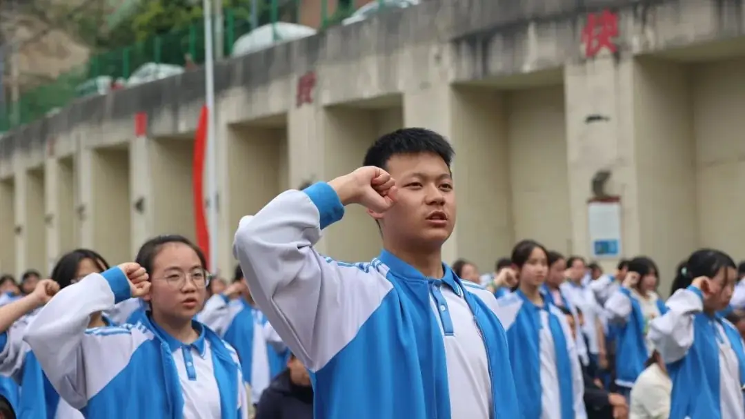 【校园动态】十年磨一剑 中考越雄关||紫阳中学初中部举行2024届中考誓师大会-第38张图片-四季读书网
