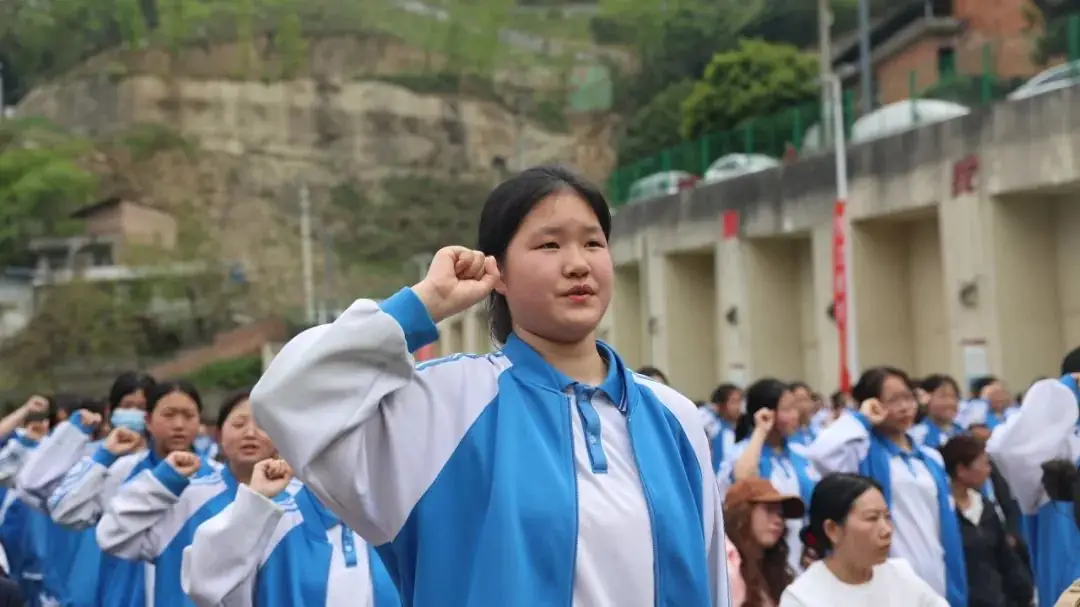 【校园动态】十年磨一剑 中考越雄关||紫阳中学初中部举行2024届中考誓师大会-第39张图片-四季读书网
