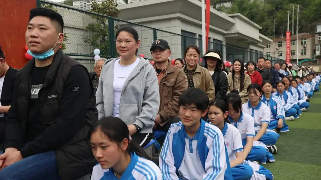 【校园动态】十年磨一剑 中考越雄关||紫阳中学初中部举行2024届中考誓师大会-第5张图片-四季读书网