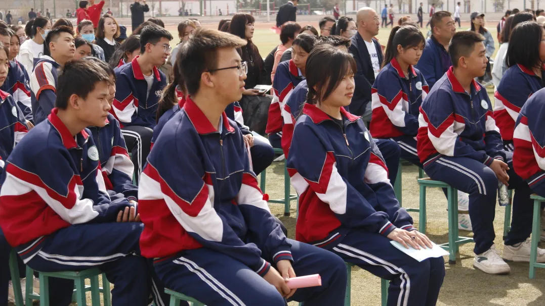 【中考】挑战极限,为梦而战——赛罕区民族中学举行中考励志报告会-第9张图片-四季读书网