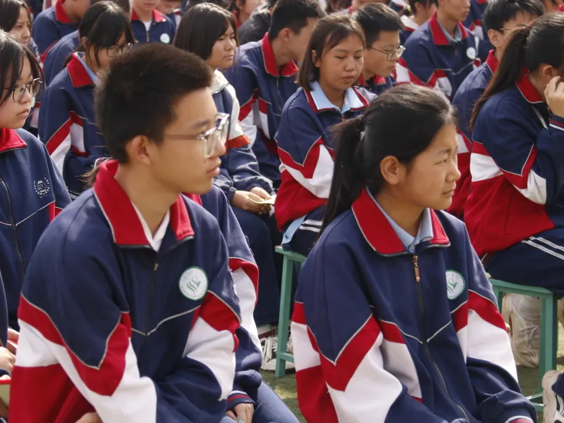 【中考】挑战极限,为梦而战——赛罕区民族中学举行中考励志报告会-第8张图片-四季读书网
