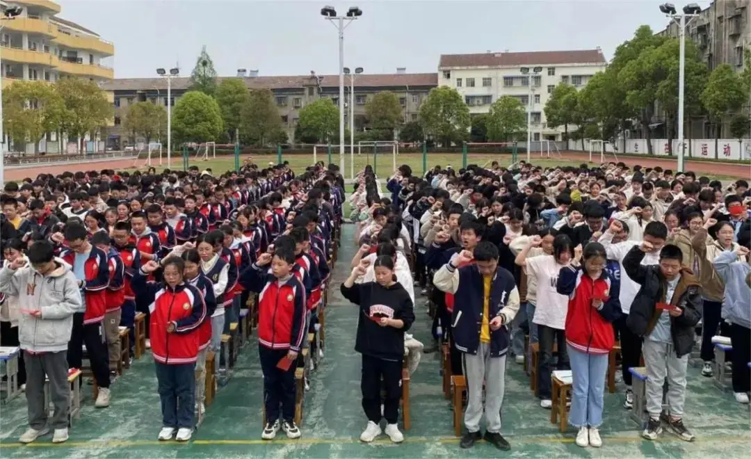 不负韶华,决战中考——多宝一中2024年中考誓师大会-第8张图片-四季读书网
