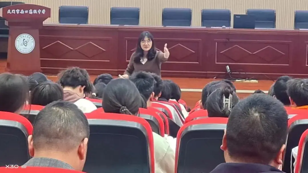 备战高考出实招 名师引领促提升 ——天门中学“徐荣霞名师工作室”专家到我校指导高考作文备考工作并作专题报告-第4张图片-四季读书网 备战高考出实招 名师引领促提升 ——天门中学“徐荣霞名师工作室”专家到我校指导高考作文备考工作并作专题报告-第4张图片-四季读书网