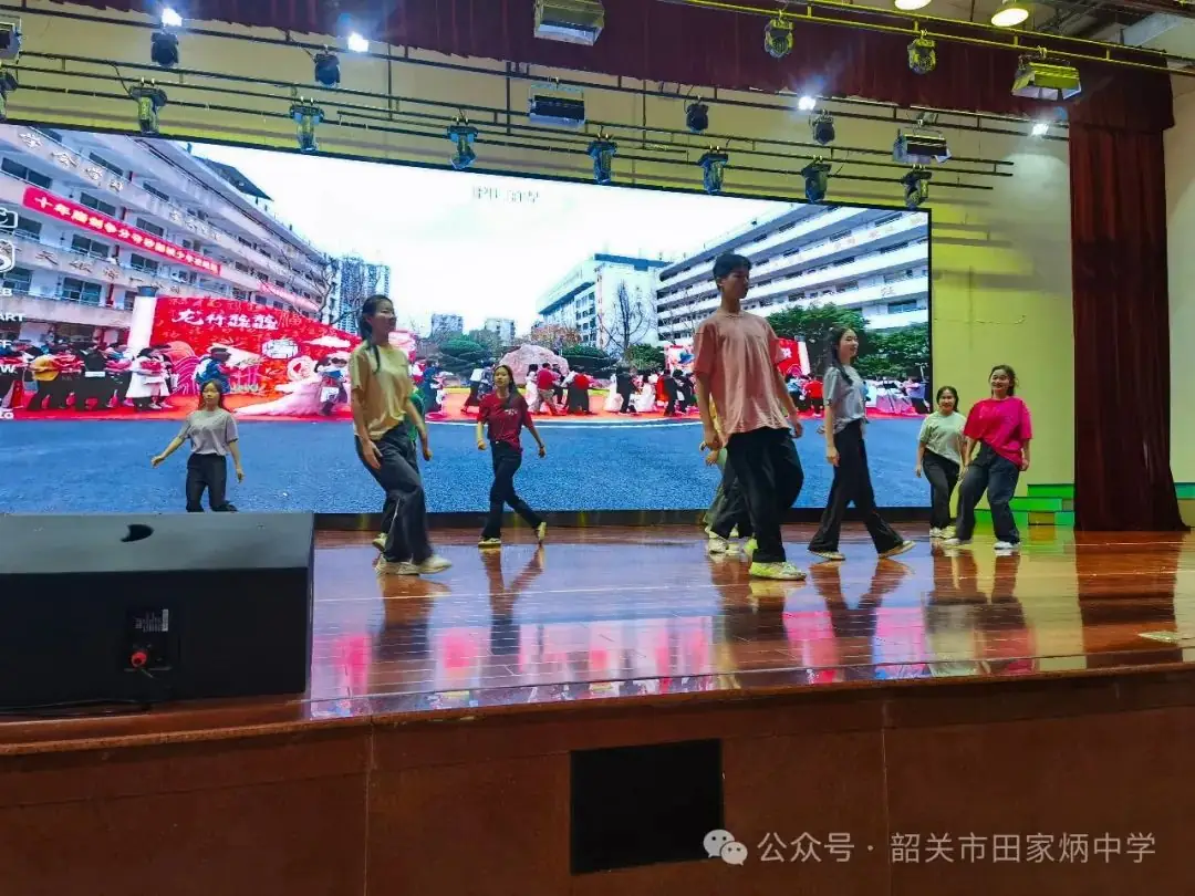 高考奋斗正当时   逐梦青春向未来——韶关市田家炳中学2024届高三年级高考60天誓师大会-第2张图片-四季读书网
