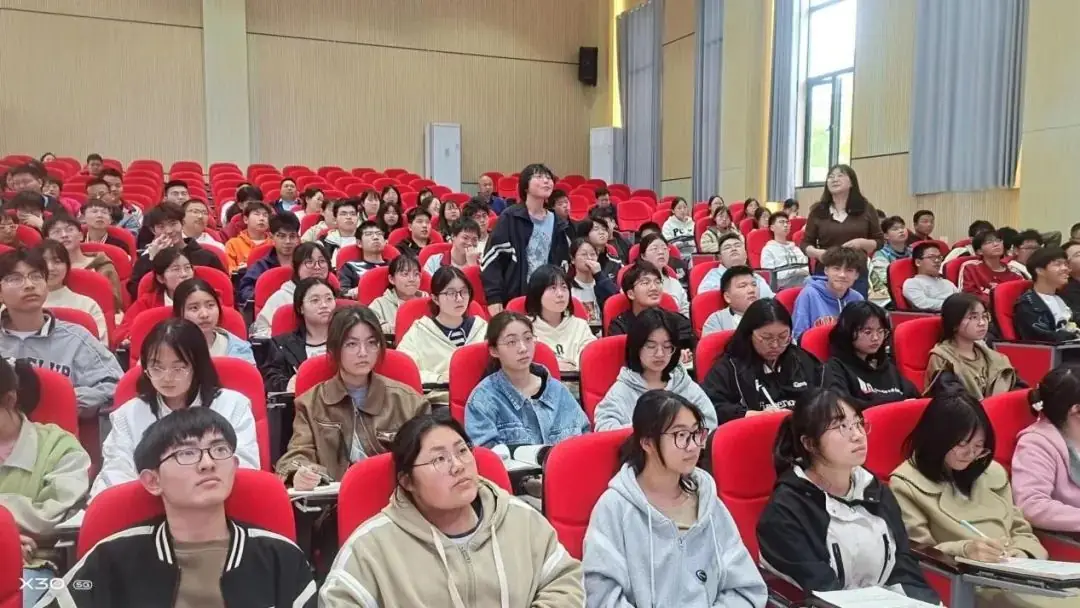 备战高考出实招 名师引领促提升 ——天门中学“徐荣霞名师工作室”专家到我校指导高考作文备考工作并作专题报告-第5张图片-四季读书网 备战高考出实招 名师引领促提升 ——天门中学“徐荣霞名师工作室”专家到我校指导高考作文备考工作并作专题报告-第5张图片-四季读书网