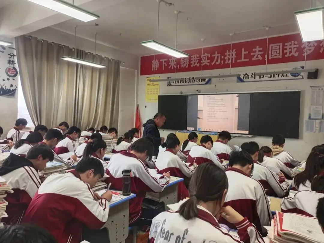 复习课堂深实践  凝心聚力备中考|城乡共建“九年级复习观摩课暨中考备考研讨”活动在胜利路实验举行-第13张图片-四季读书网