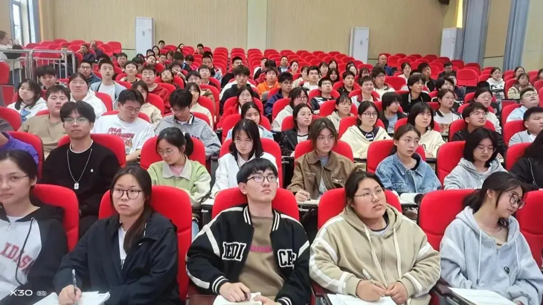 备战高考出实招 名师引领促提升 ——天门中学“徐荣霞名师工作室”专家到我校指导高考作文备考工作并作专题报告-第1张图片-四季读书网 备战高考出实招 名师引领促提升 ——天门中学“徐荣霞名师工作室”专家到我校指导高考作文备考工作并作专题报告-第1张图片-四季读书网