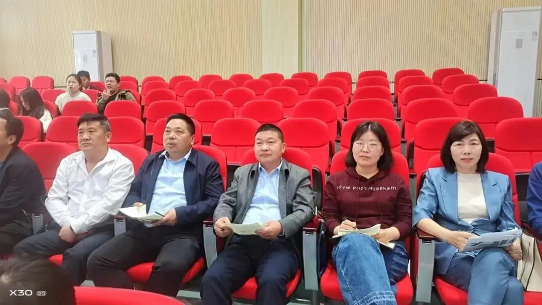 备战高考出实招 名师引领促提升 ——天门中学“徐荣霞名师工作室”专家到我校指导高考作文备考工作并作专题报告-第2张图片-四季读书网 备战高考出实招 名师引领促提升 ——天门中学“徐荣霞名师工作室”专家到我校指导高考作文备考工作并作专题报告-第2张图片-四季读书网