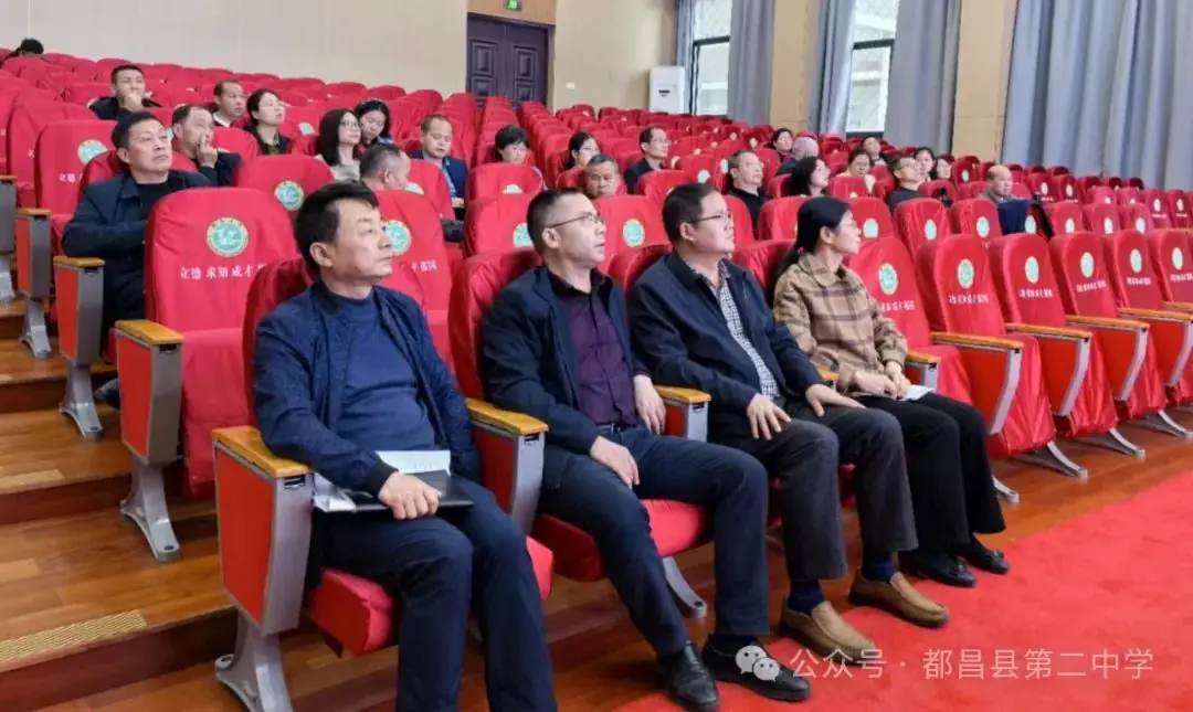 百舸争流竞风采 以赛促教赢高考——都昌二中2024年高考蓝皮书命题解读演讲比赛-第14张图片-四季读书网