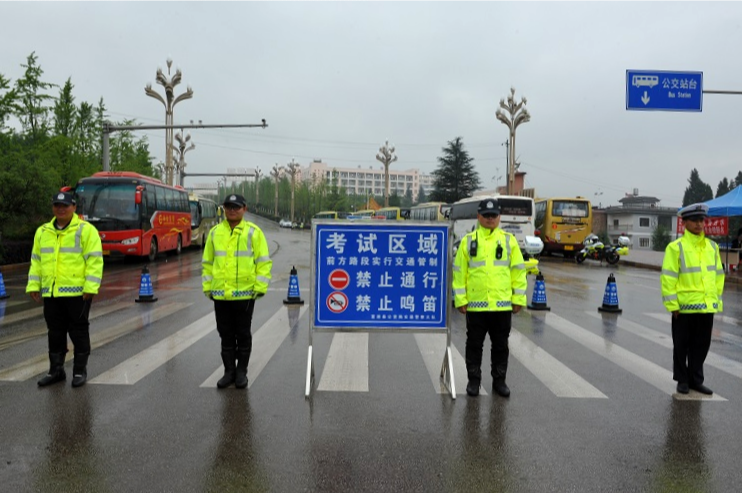 全力以赴不负韶华 助力高考交警同行-第7张图片-四季读书网