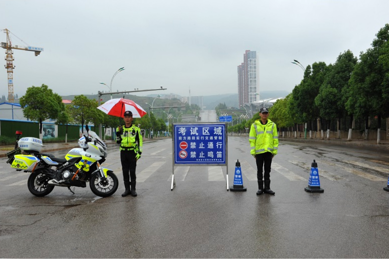 全力以赴不负韶华 助力高考交警同行-第9张图片-四季读书网