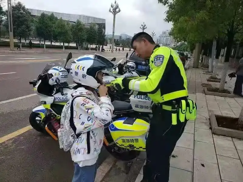 全力以赴不负韶华 助力高考交警同行-第18张图片-四季读书网