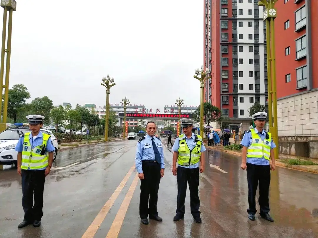 全力以赴不负韶华 助力高考交警同行-第16张图片-四季读书网