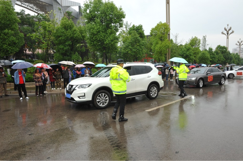 全力以赴不负韶华 助力高考交警同行-第10张图片-四季读书网